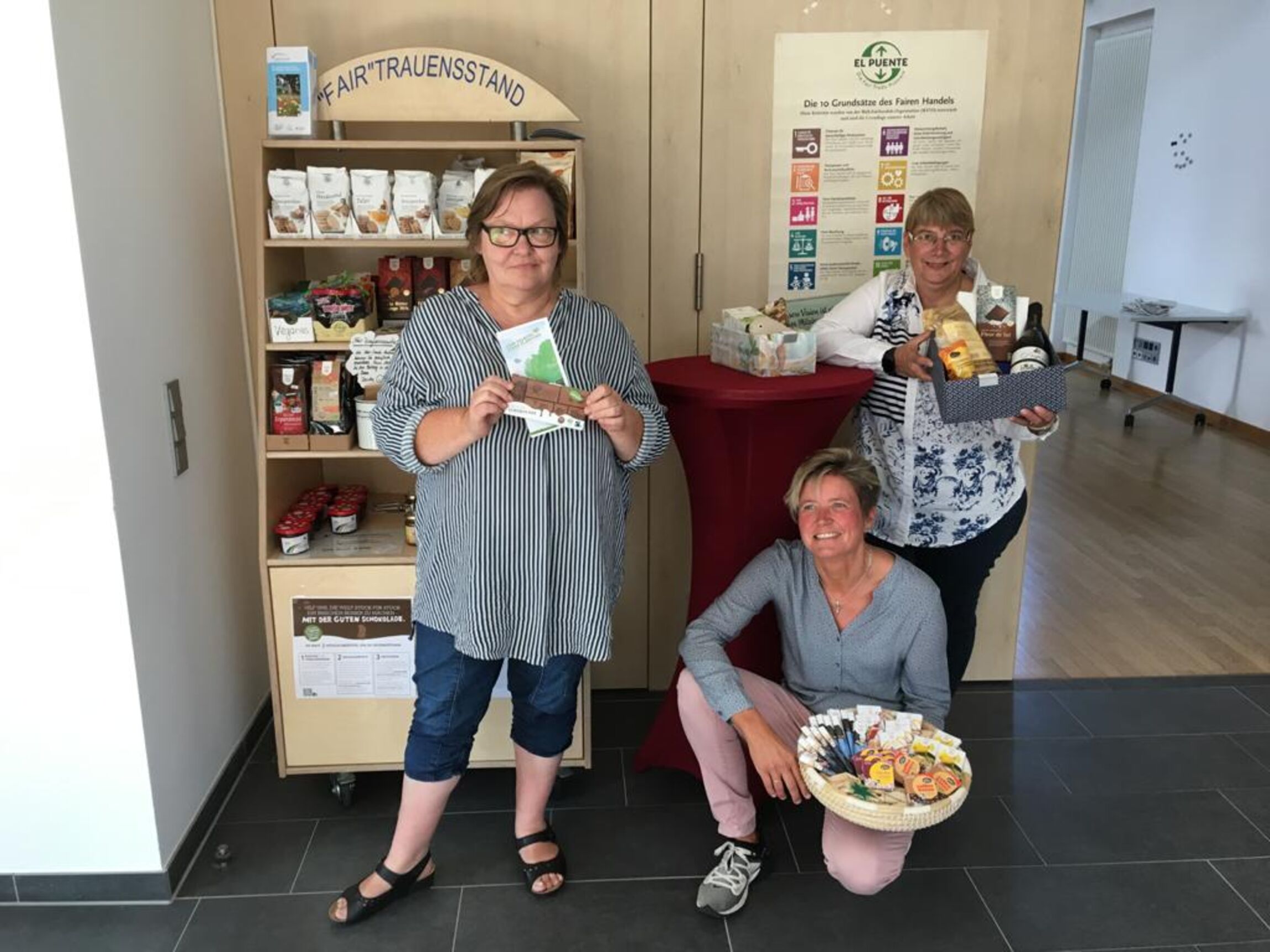 Die drei Küsterinnen helfen Ihnen rund um den Fair - Kaufsstand