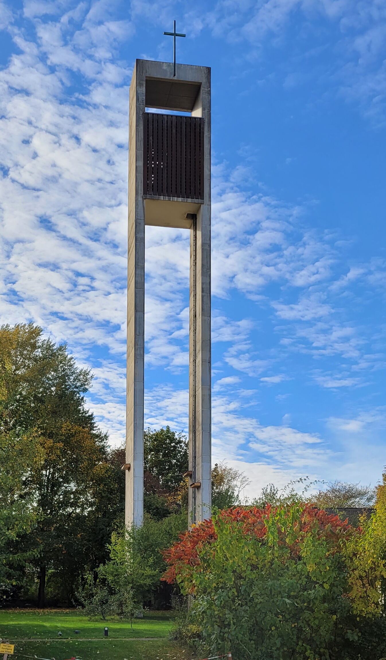 Kirchturm im Oktober