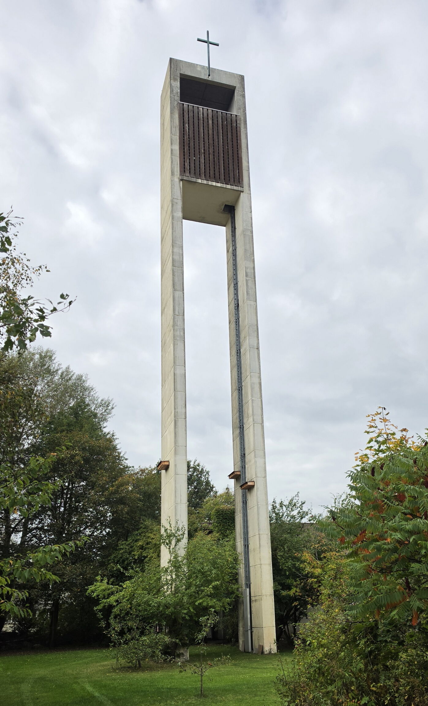 Kirchturm im Oktober