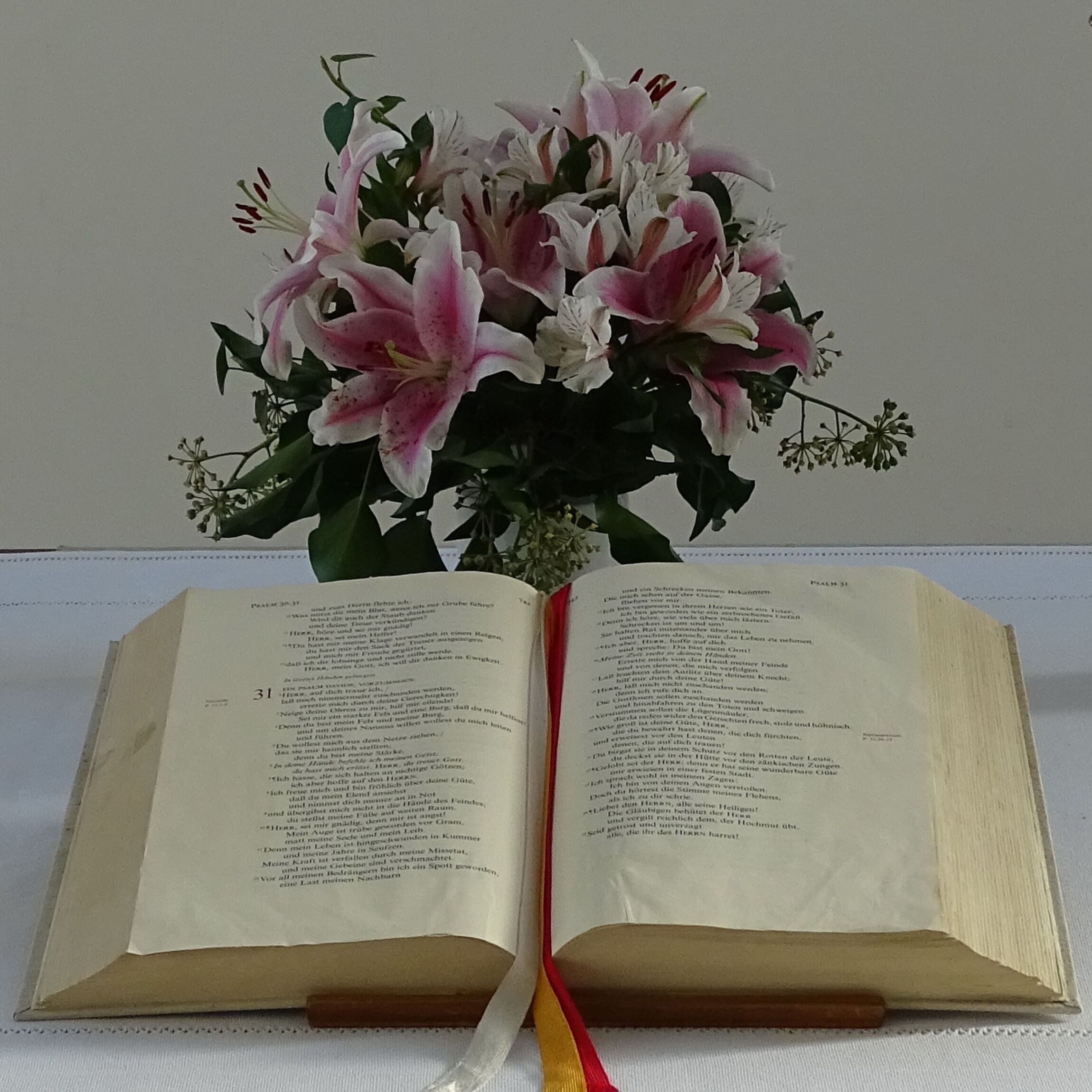 Blumentrauss und Buch