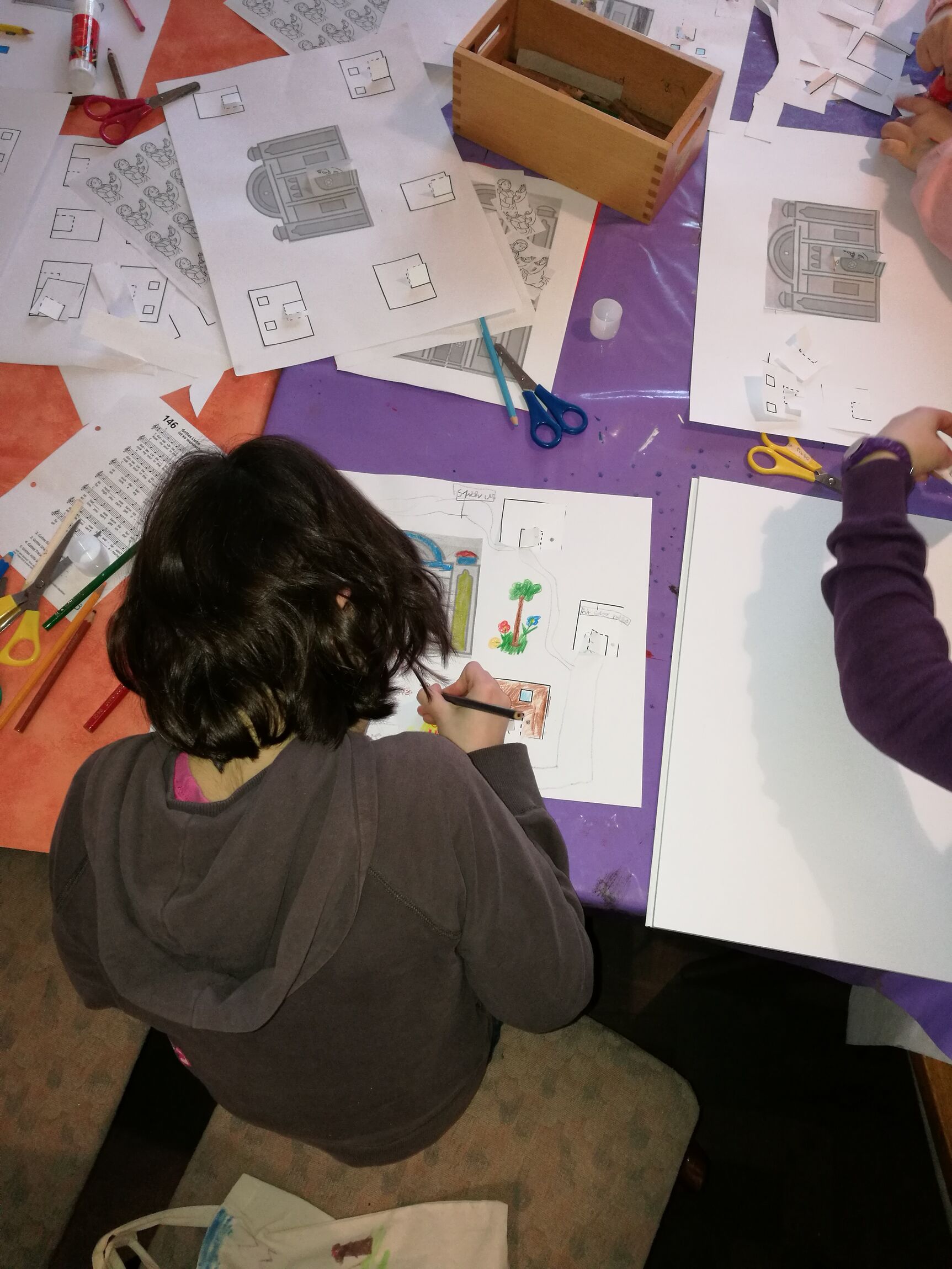 Kinder basteln und bemalen den Tempel