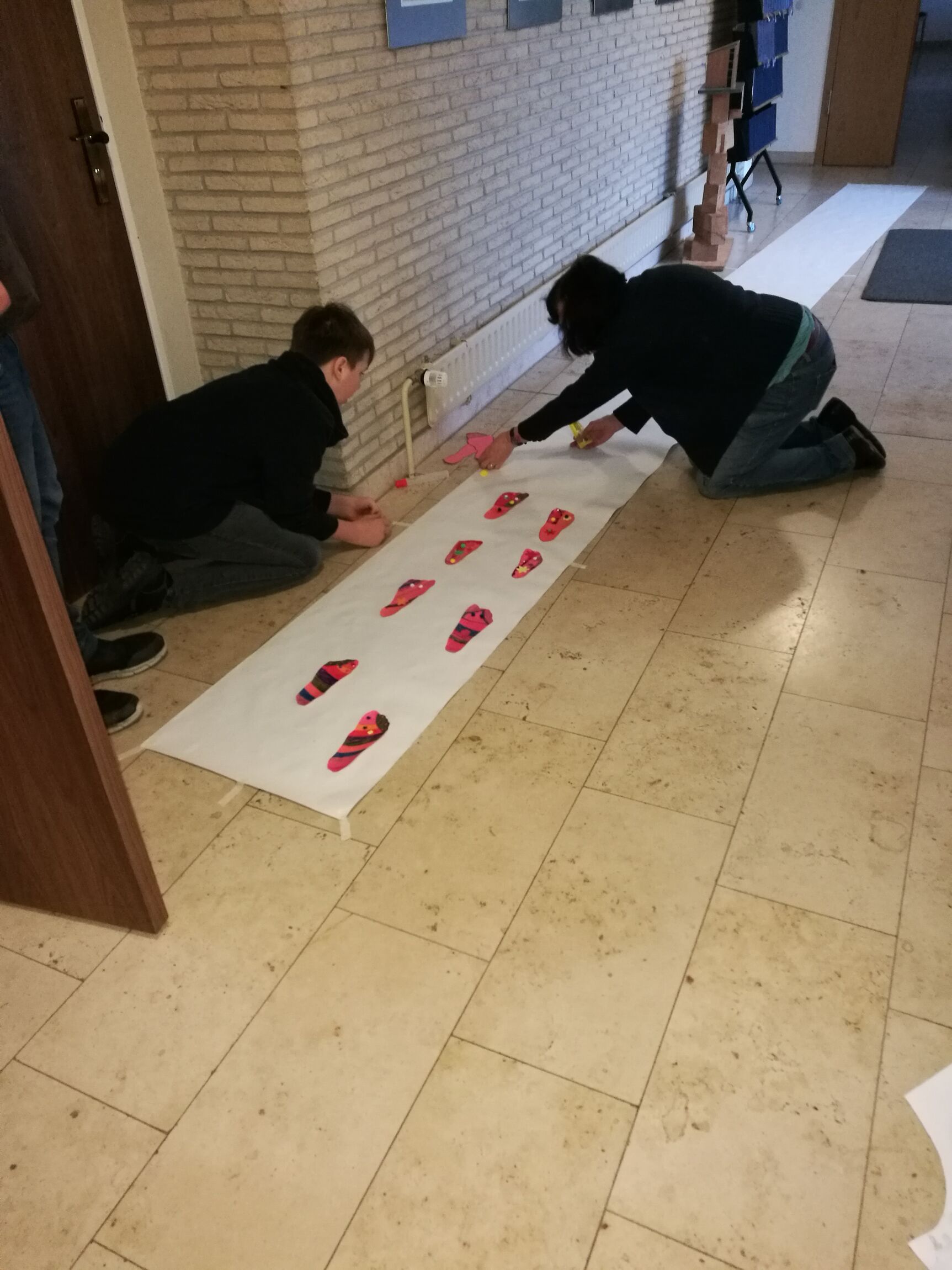 Fußabdrücke auf langer Papierbahn