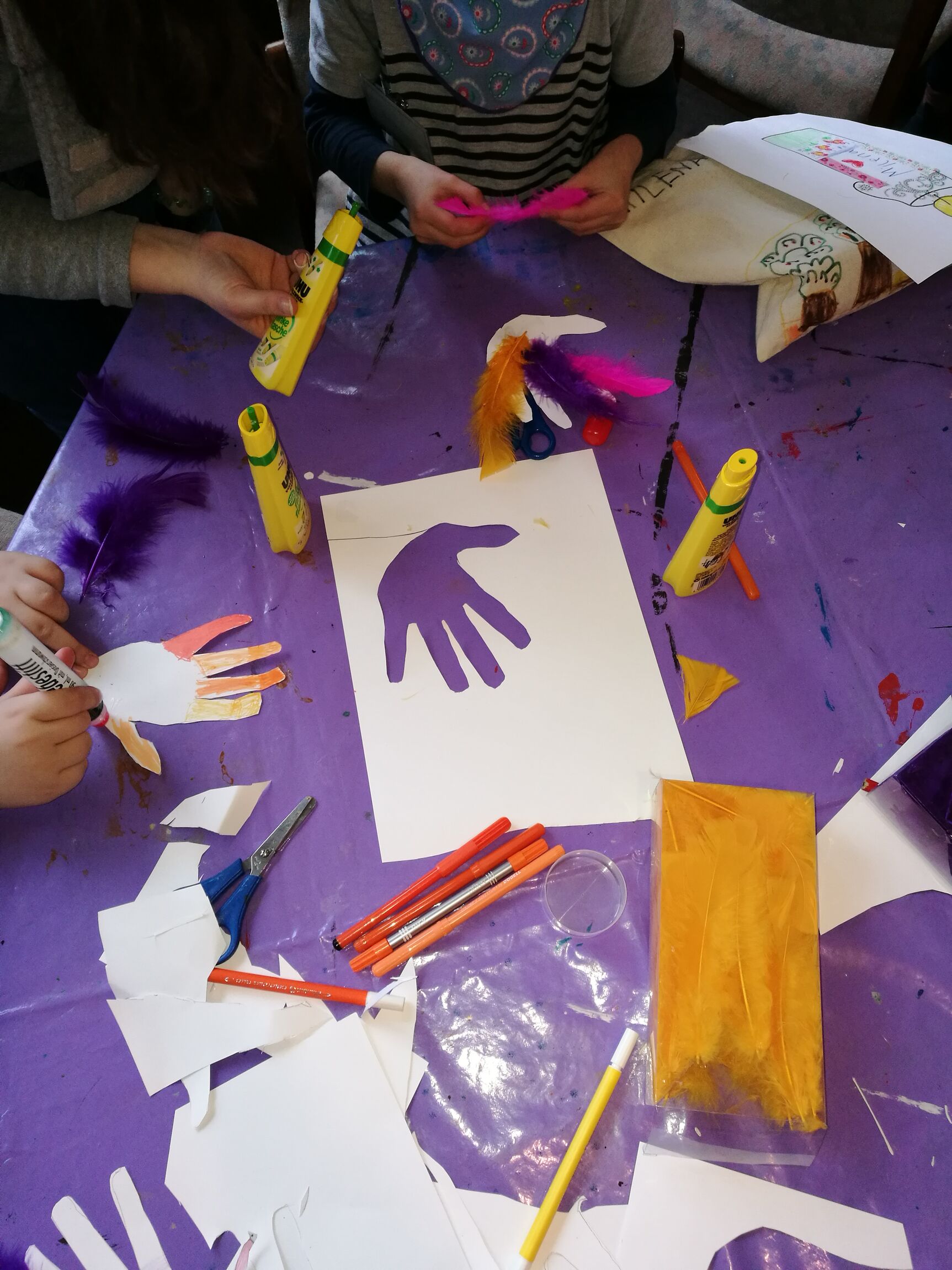 Aus Handabdrücken wird eine Taube