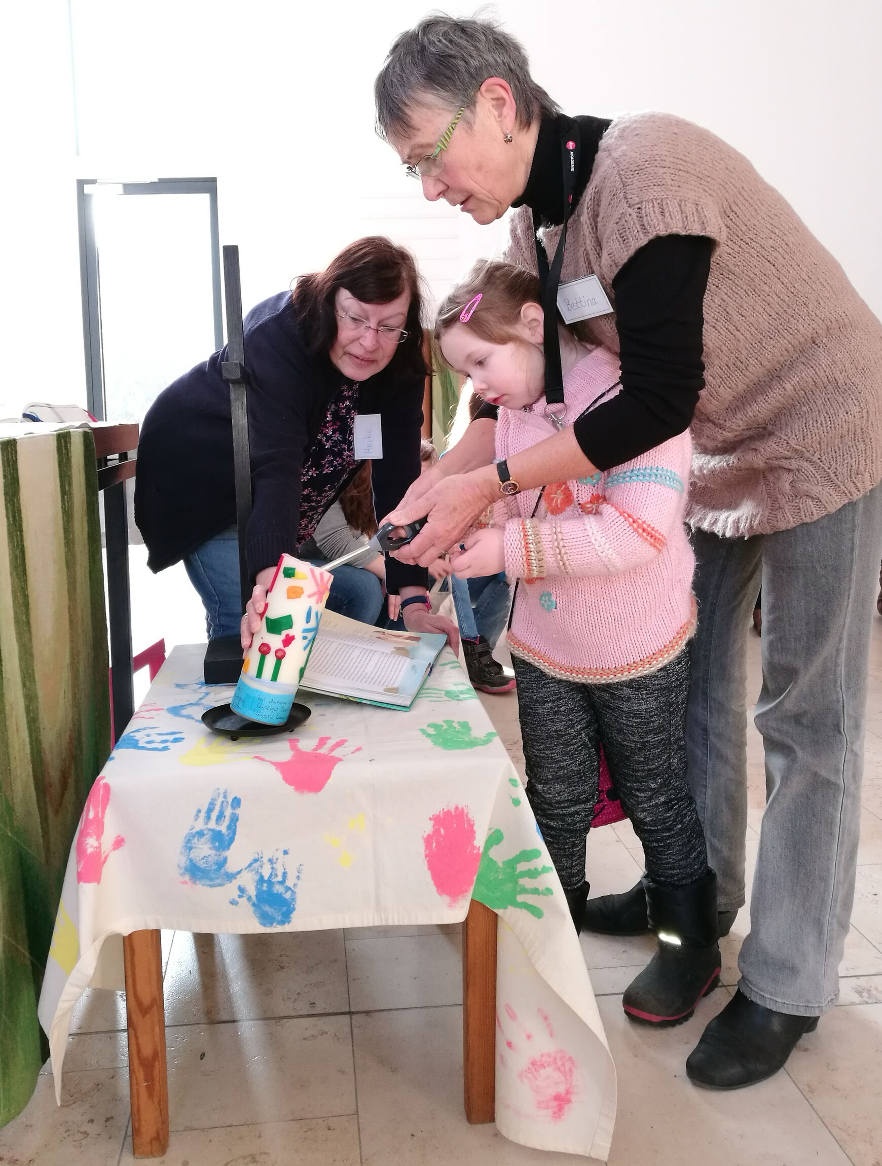 Kinder basteln Taufkerze (Ausschnitt