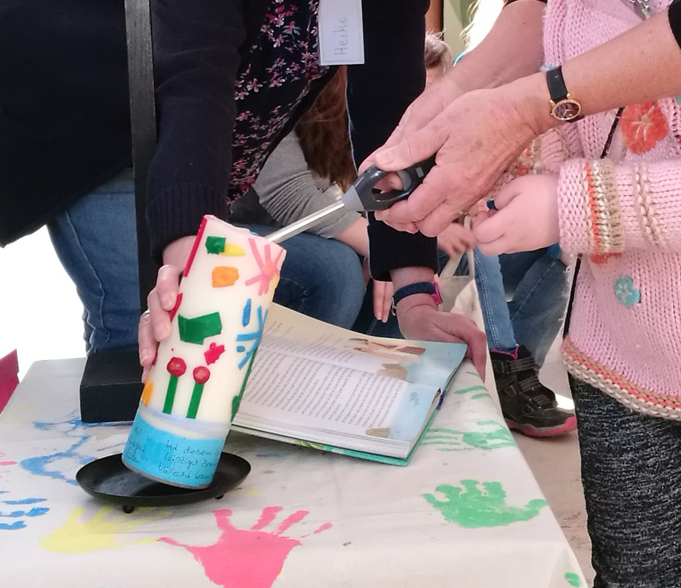 Taufkerze wird angezündet (Auschnitt)