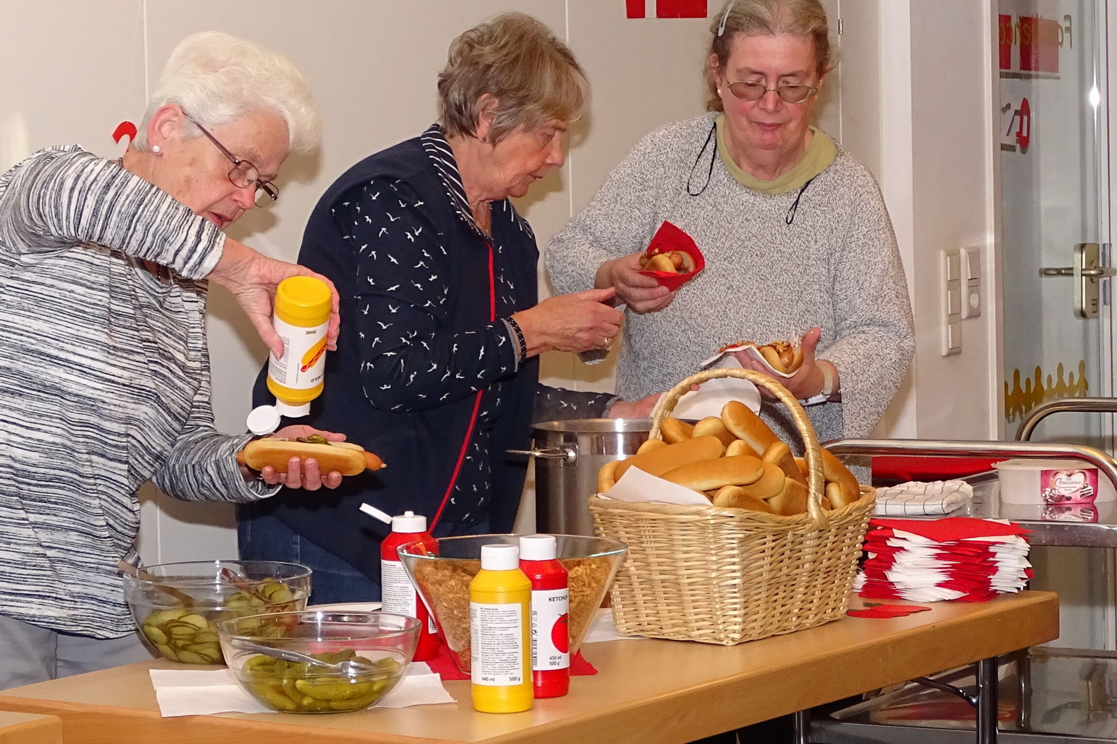 Dänischer Abend - Hot Dog Zubereitung