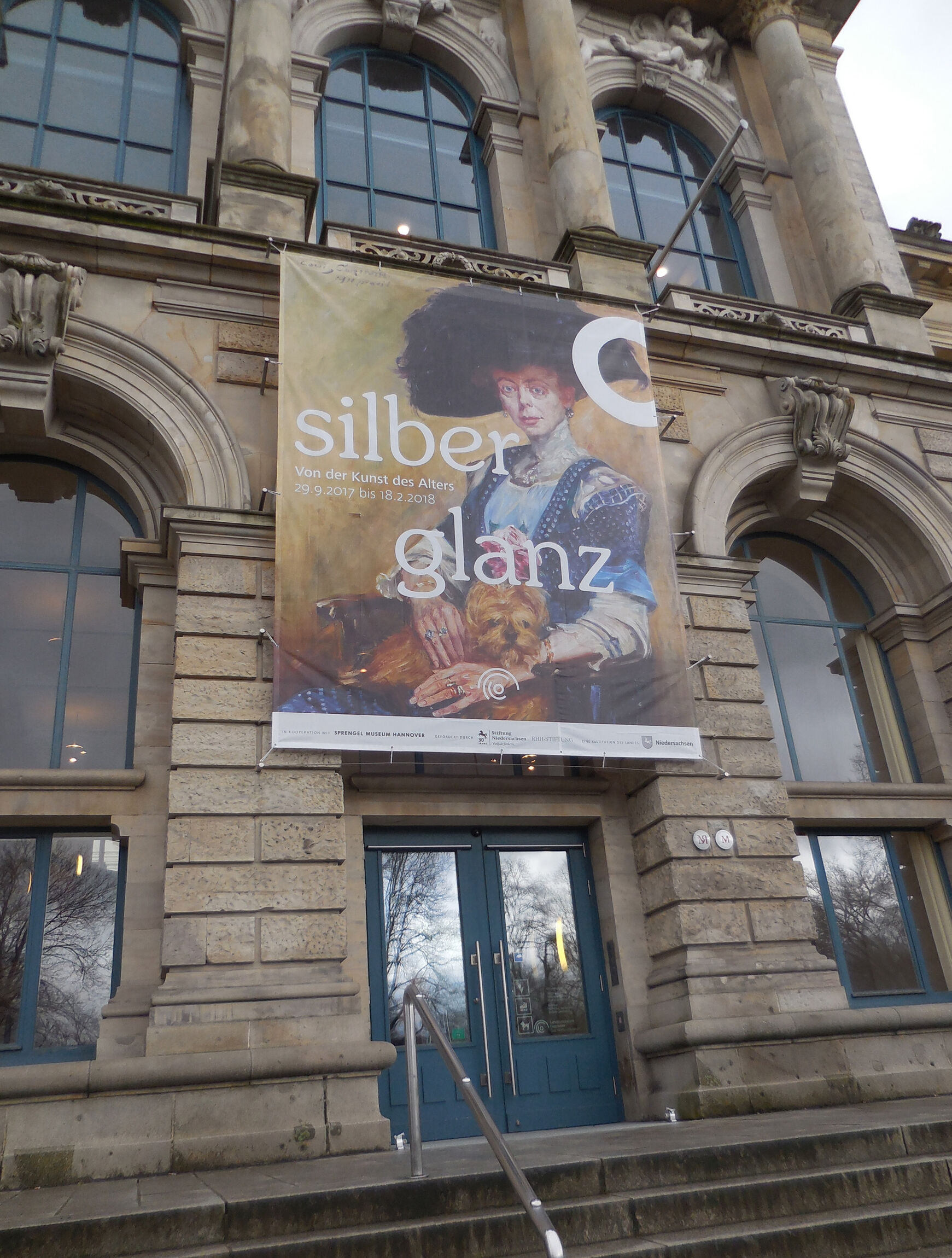 Landesmuseum Hannover - Vorderfront mit Plakat