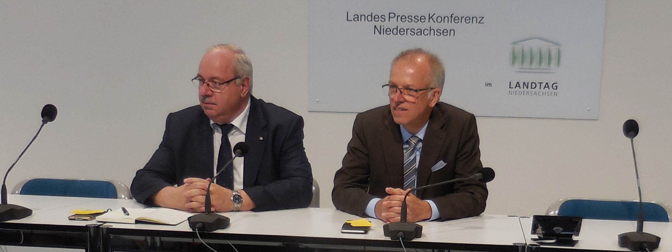 Plenarsitzung - Zwei Abgeordnete aus Wahlkreisen 31 und 32