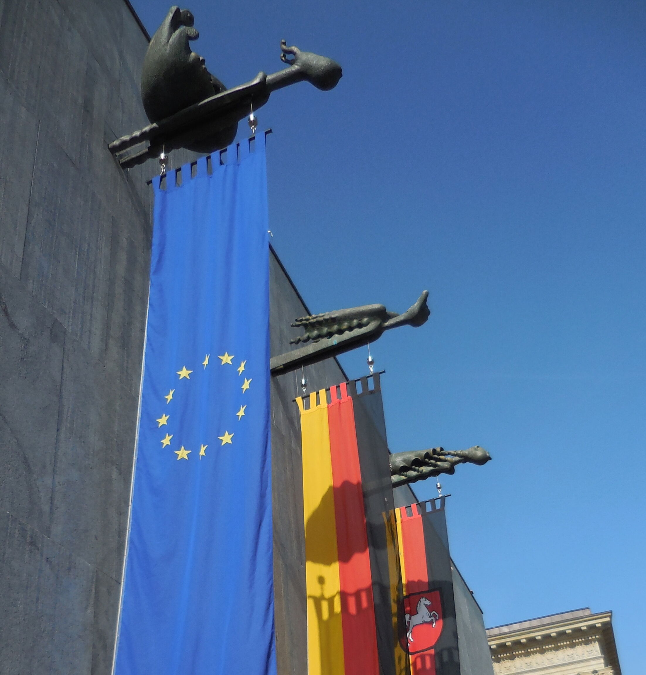 Plenarsitzung - Flaggen vor dem Landtag