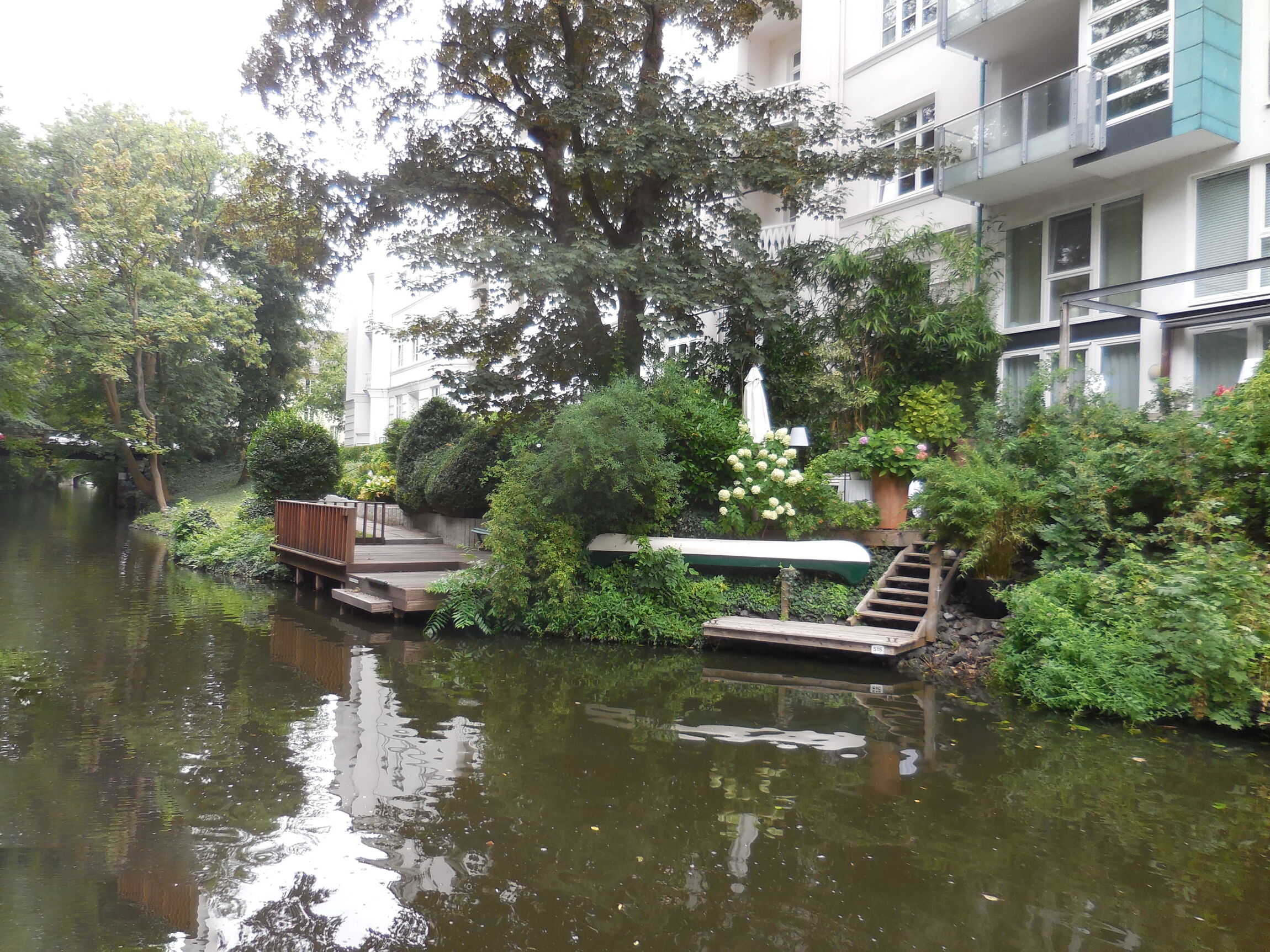 Hamburg Kanalfahrt - Ufer am Alsterkanal