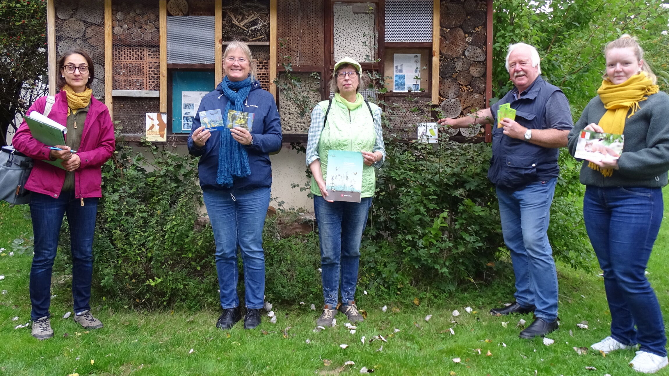 Gruppe ökologiesches Gärtnern, links Frau Gharib