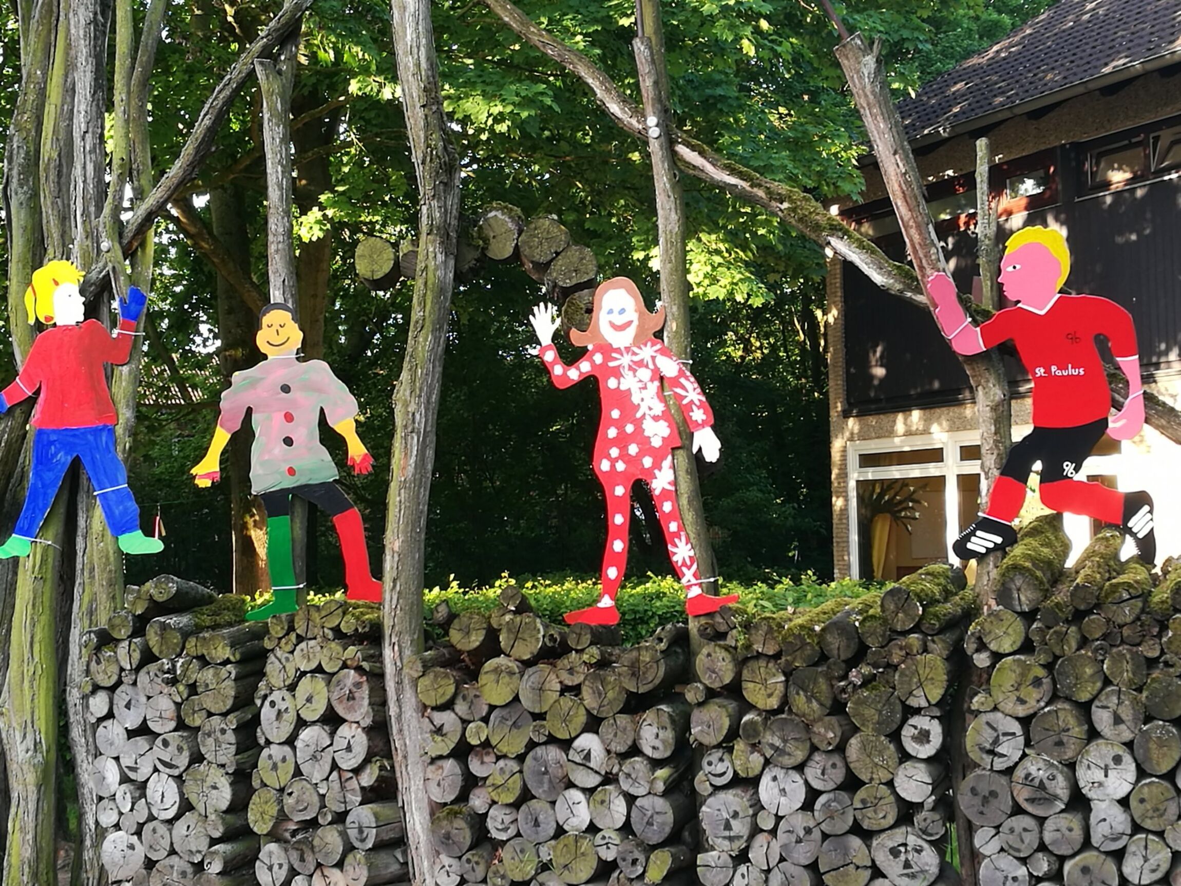 Eingang Kindergarten mit Kindern aus Holz