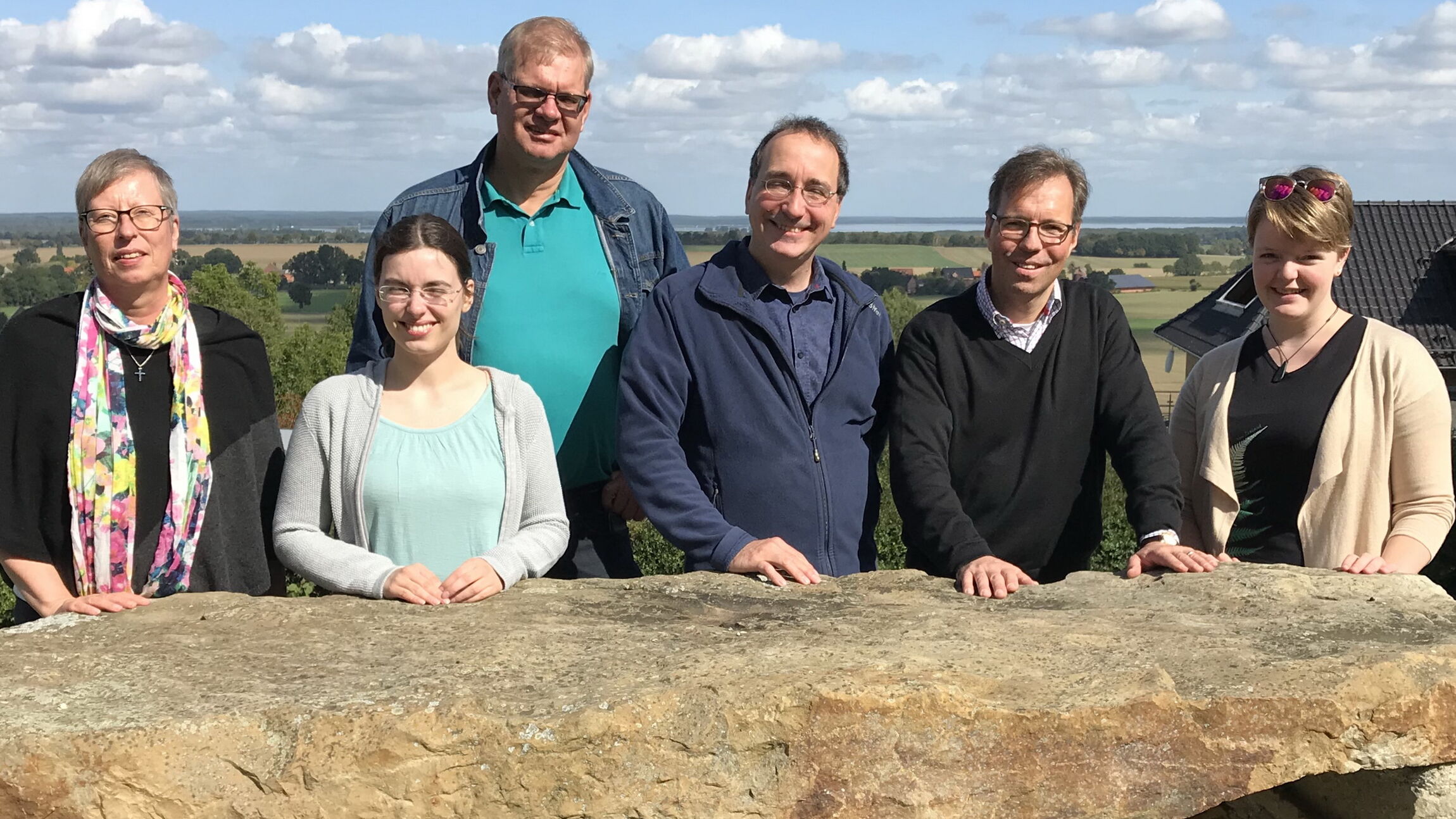 Kirchenvorstand vor dem Steinaltar der  St. Katharinenkirche in Bergkirchen
