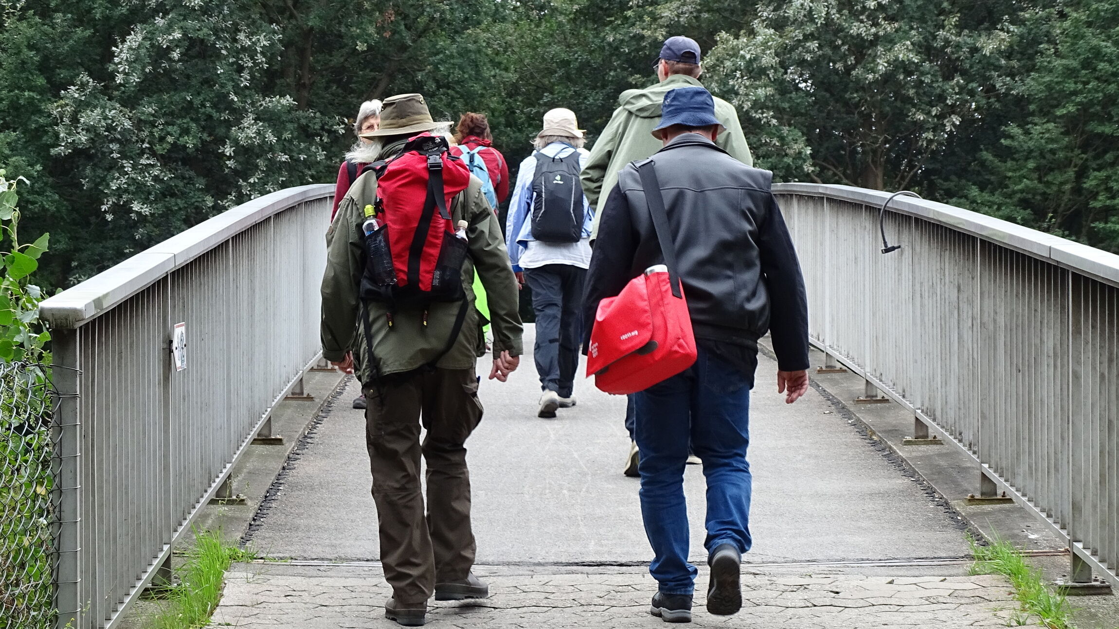 auf der Fußgängerbrücke Autobahn