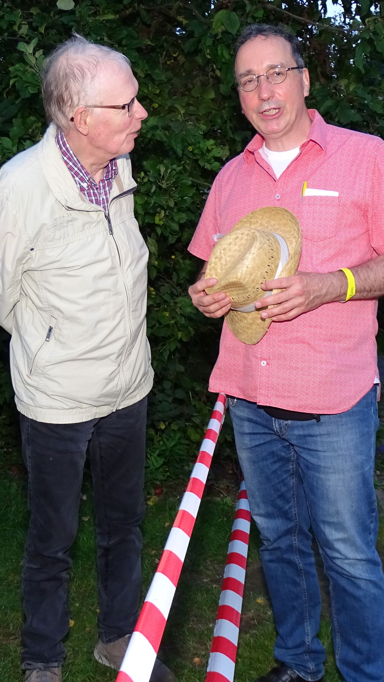 Pastoren Bernd Schliephake und Frank Foerster treffen sich an  der Abgrenzung.JPG