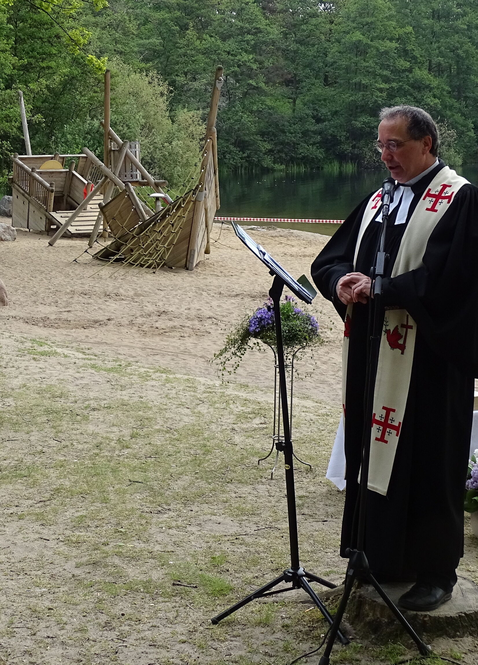 Pastor Foerster vor Strandschiff am Spielplatz 