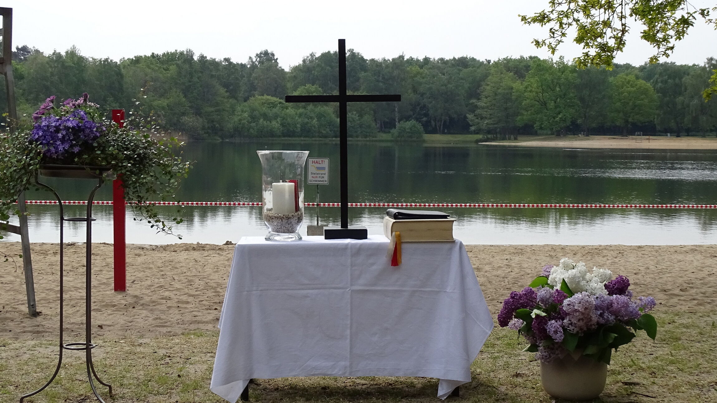  Tragbarer, blumengeschmückter Altar - Teaser