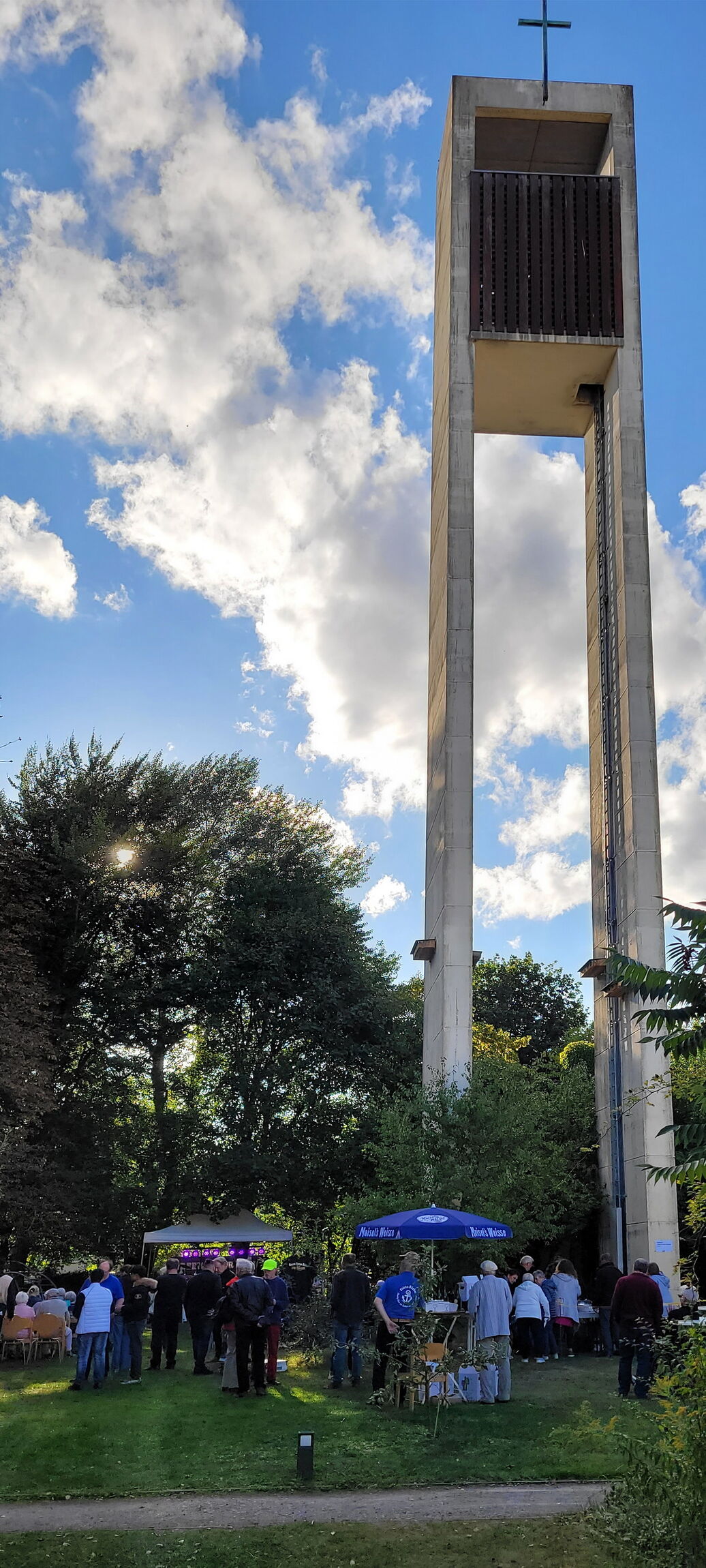 Kirchturm mit etwas blauen Himmel