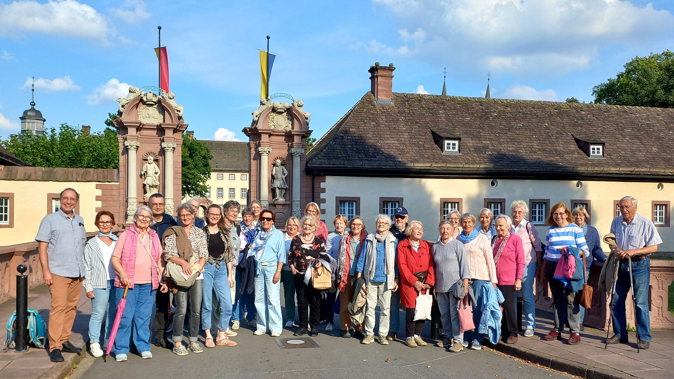 Reisegruppe vor dem Schlosstor