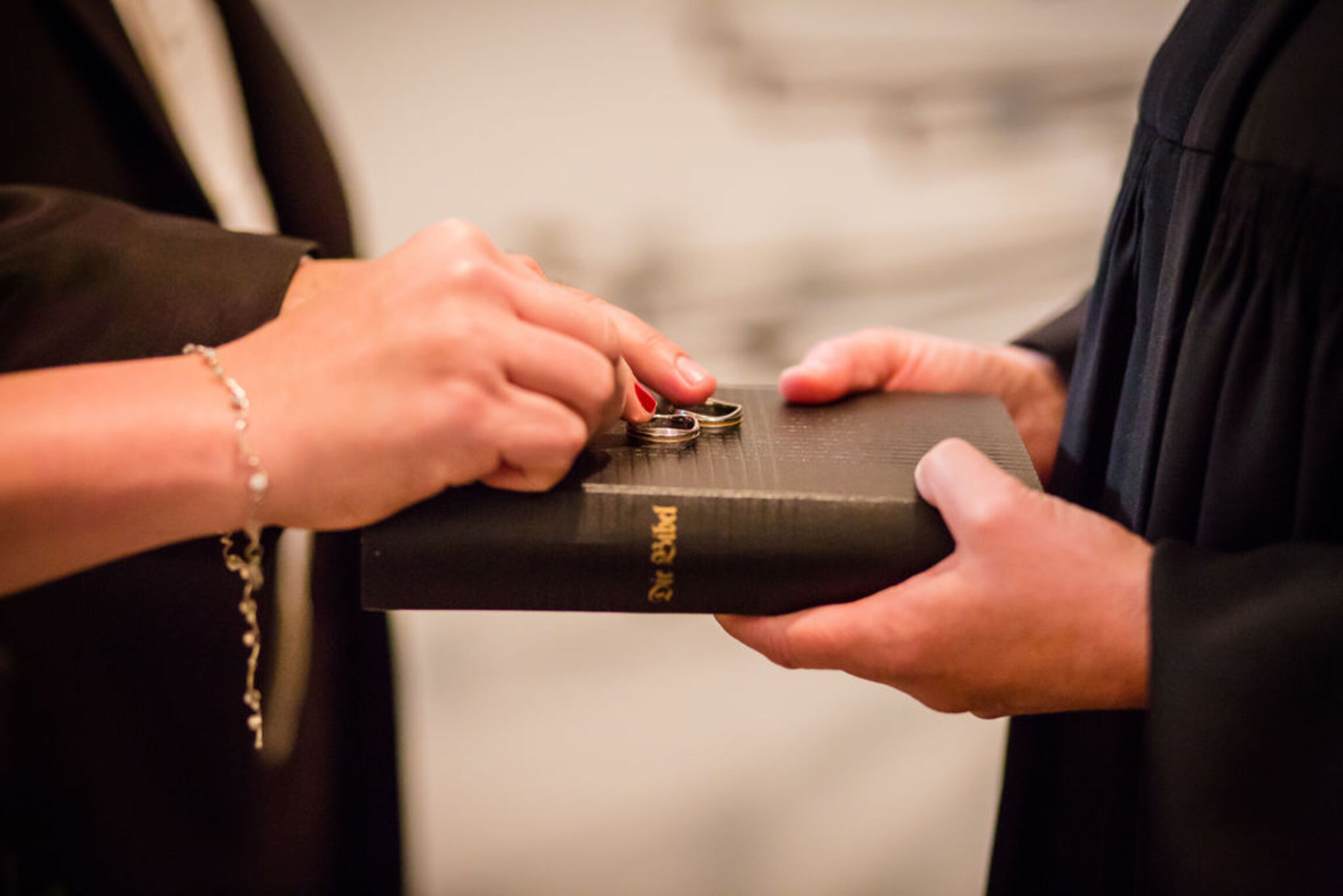 Hochzeit Ringe auf Bibel
