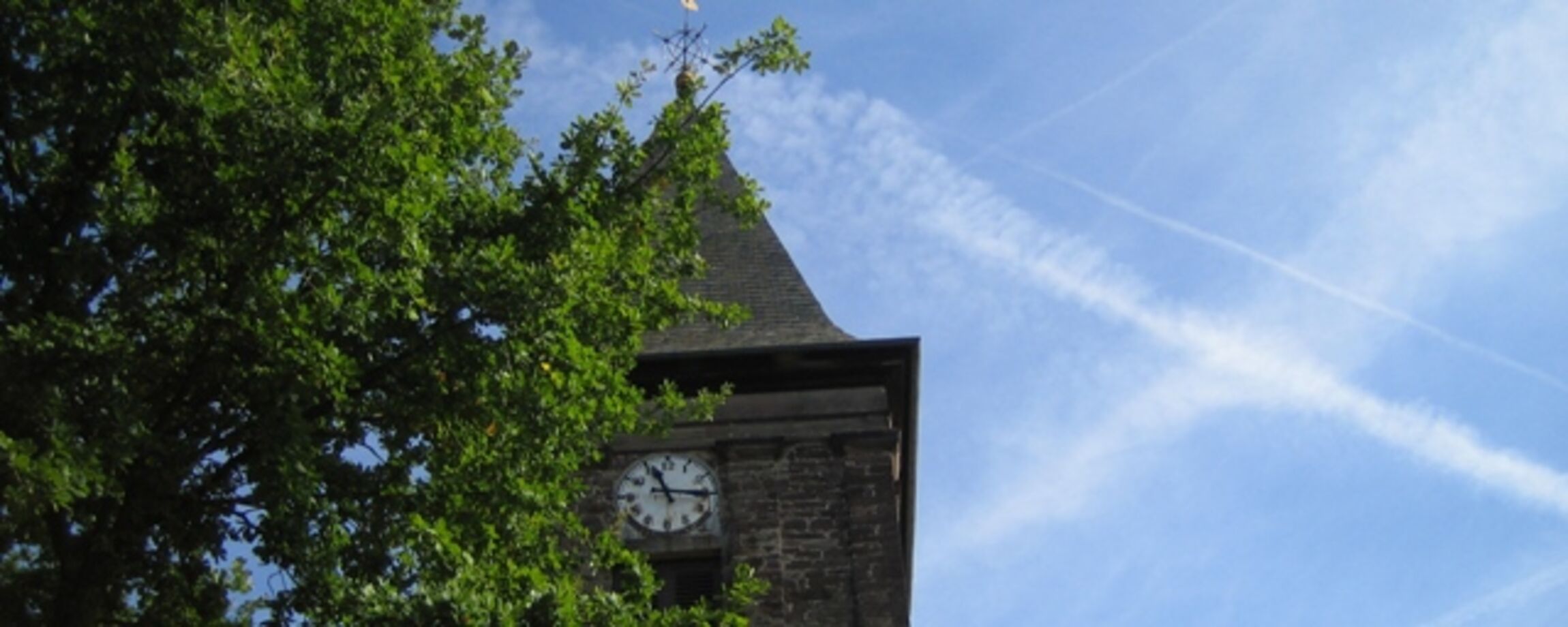 kirche mit kondenskreuz