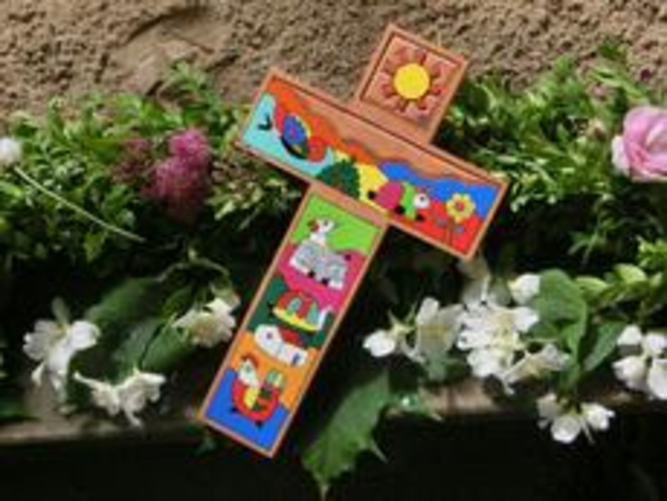 kreuz auf taufgirlande