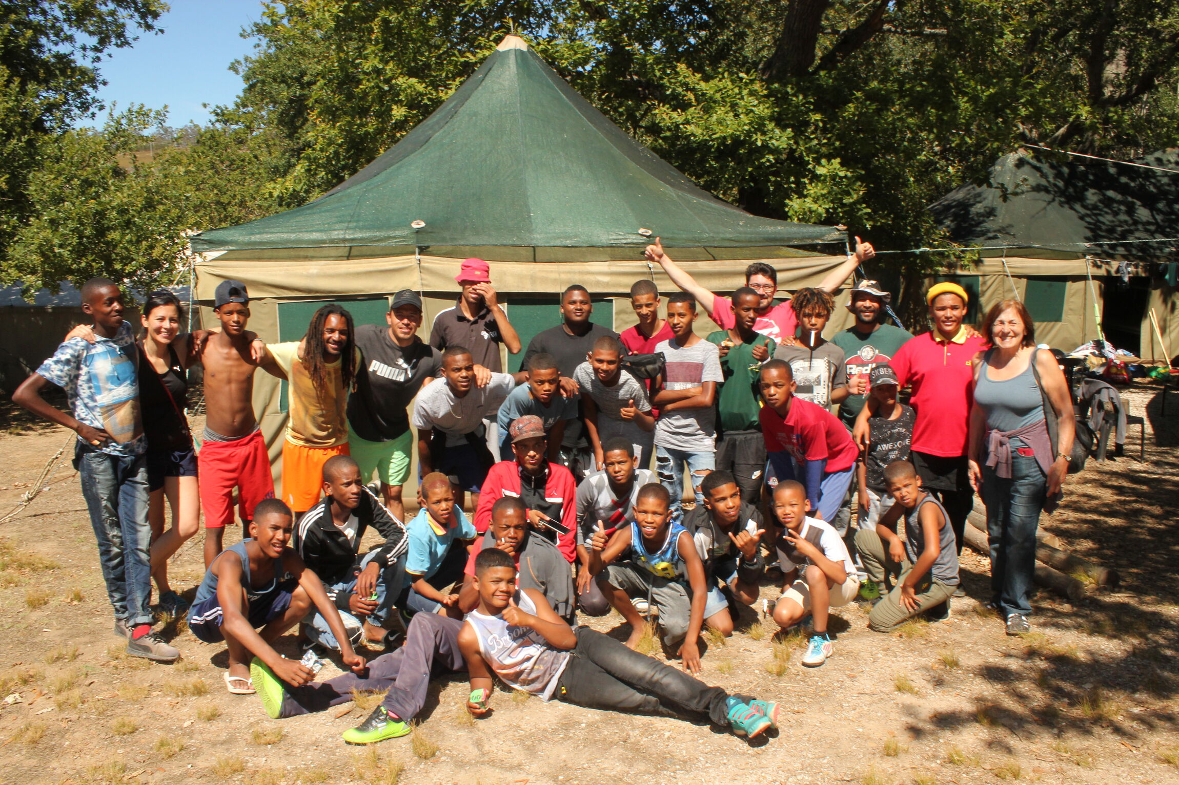 Fußballkids auf dem "Bushcamp" -  ganz rechts die Authorin Johanna Geppert-Enriquez  