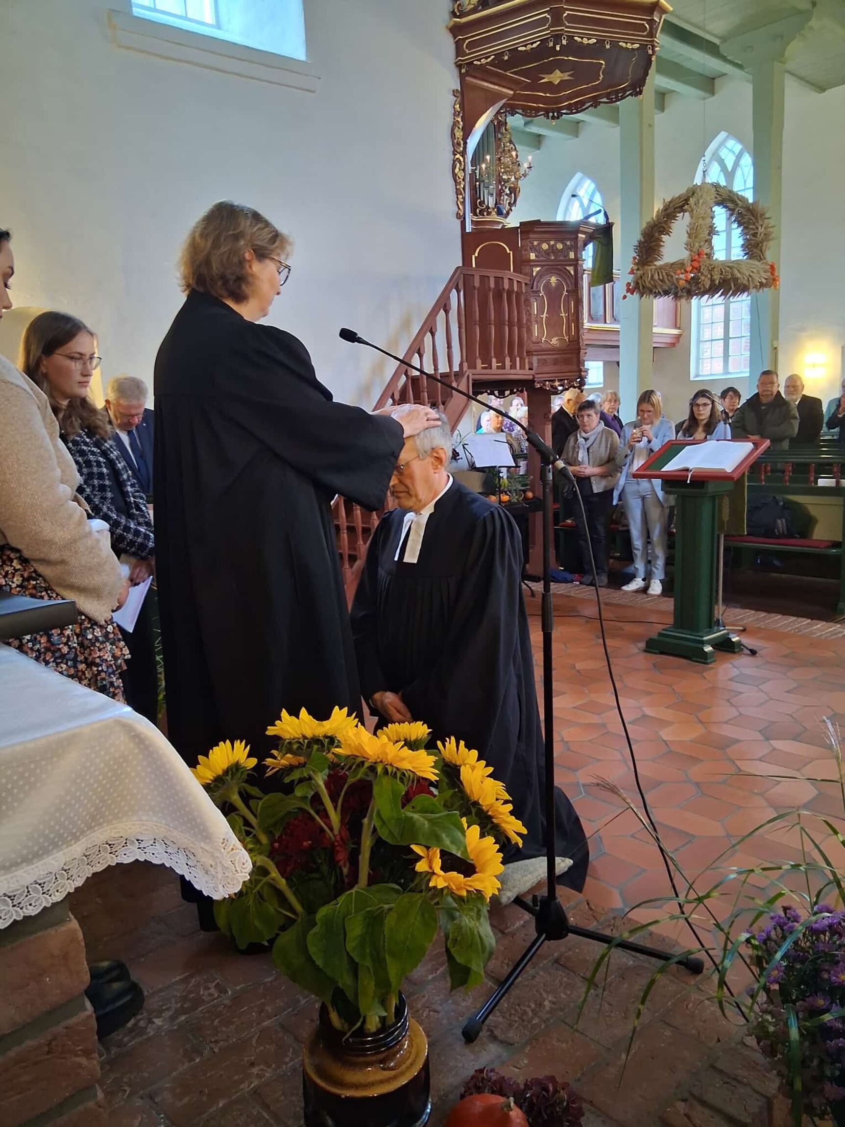 Dr. Thomas Lehmann während seiner Ordination zum neuen Pfarrer von Strackholt und Bagband. Foto: Therese Krüsmann