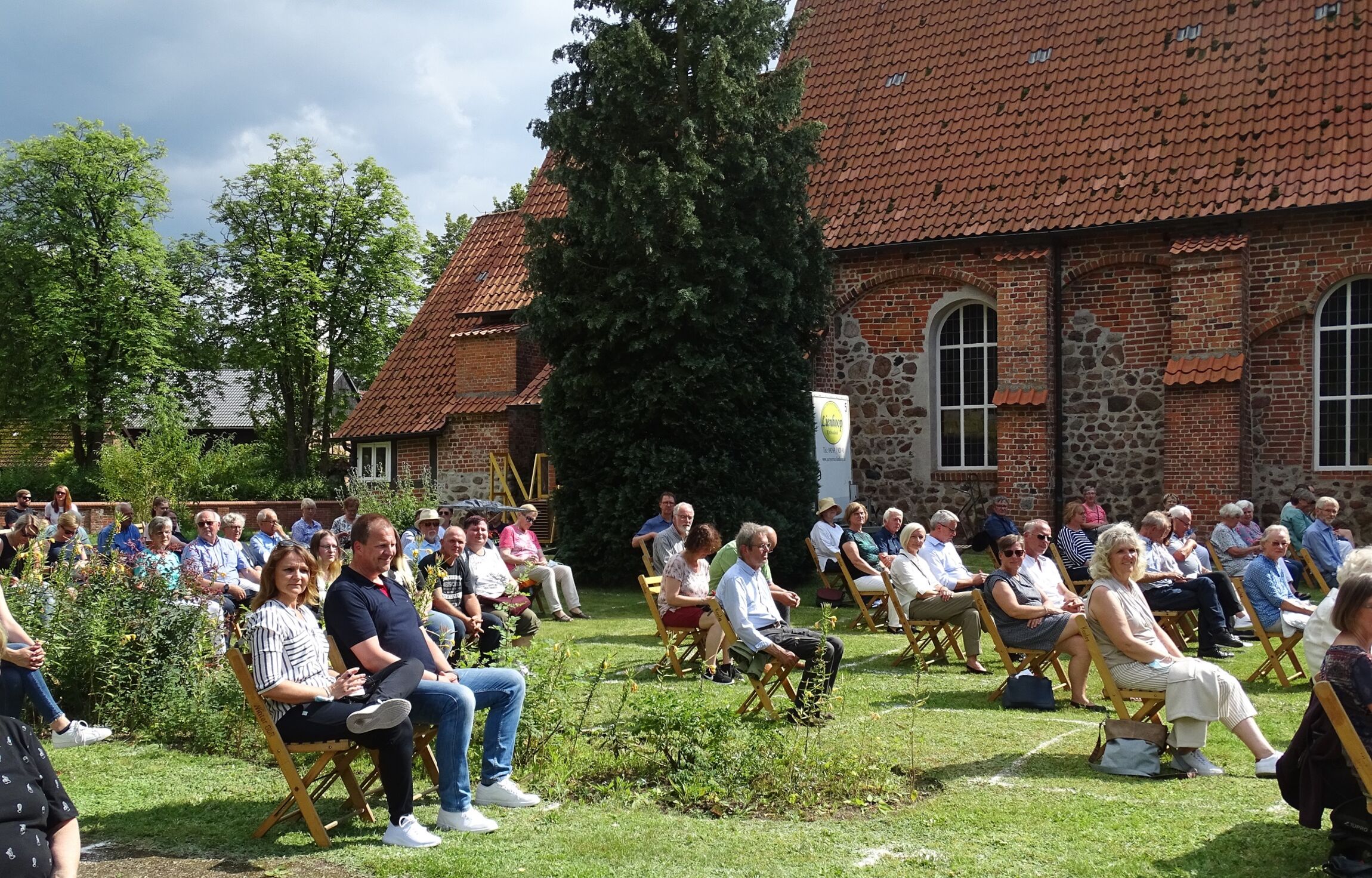 Gottesdienst auf dem Kirchhof