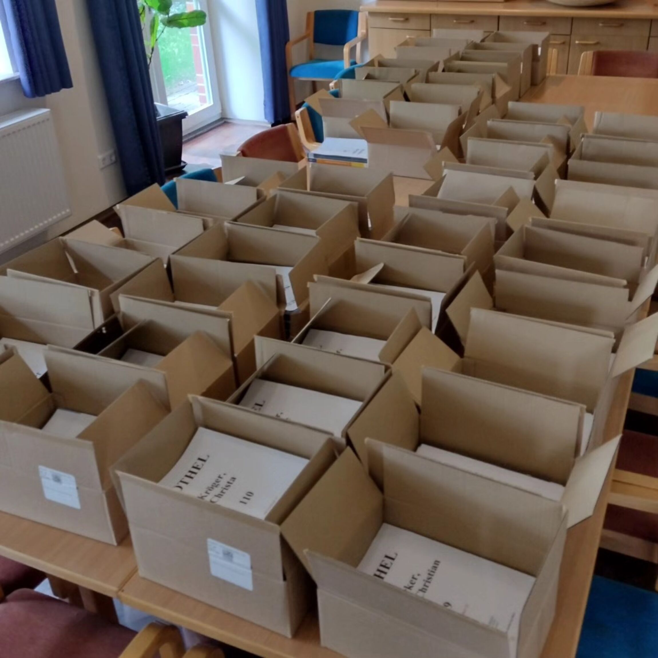 Kartons mit Gemeindebriefen