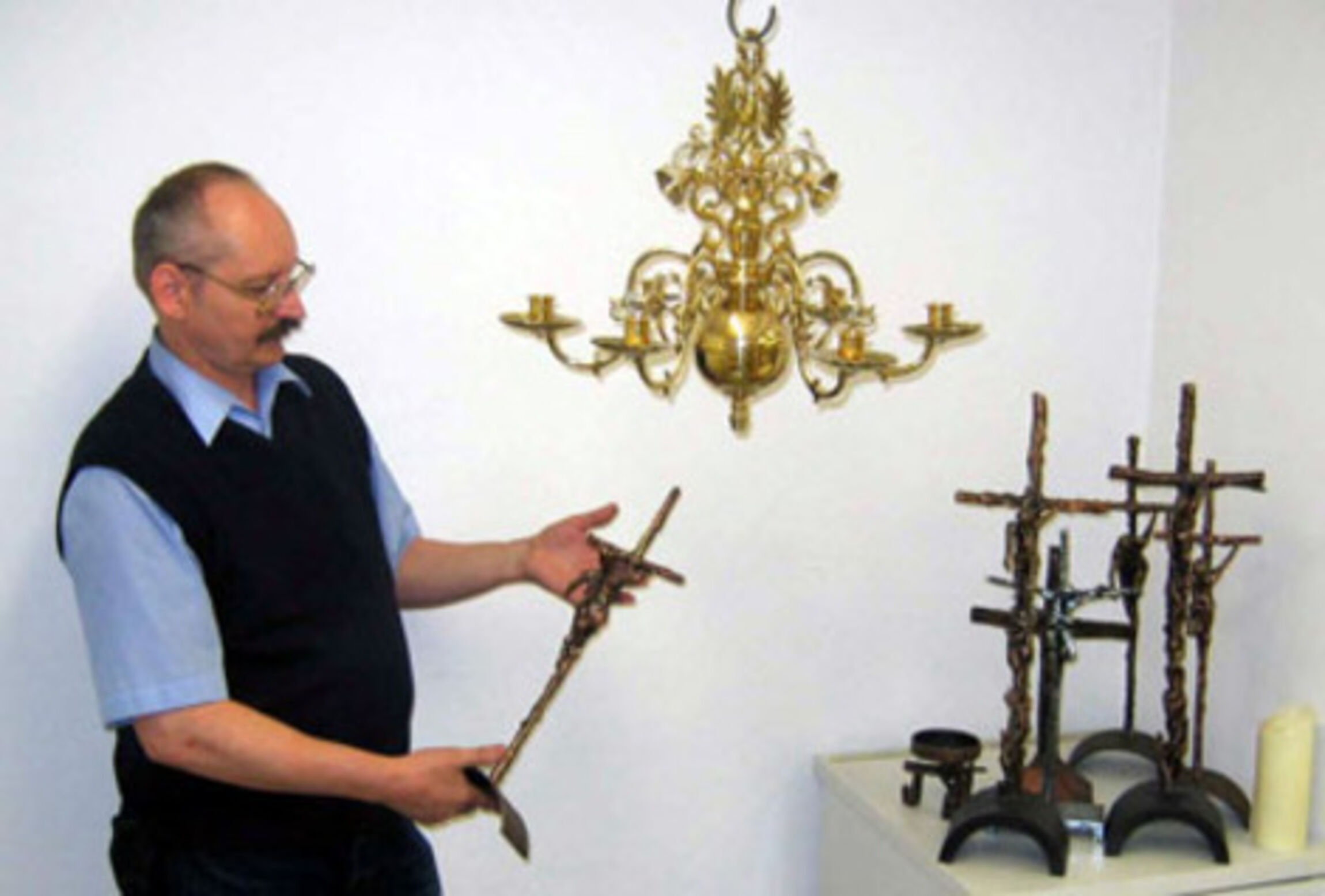 Dr. v. Poser mit Altarkreuzen von Hilko Schomerus