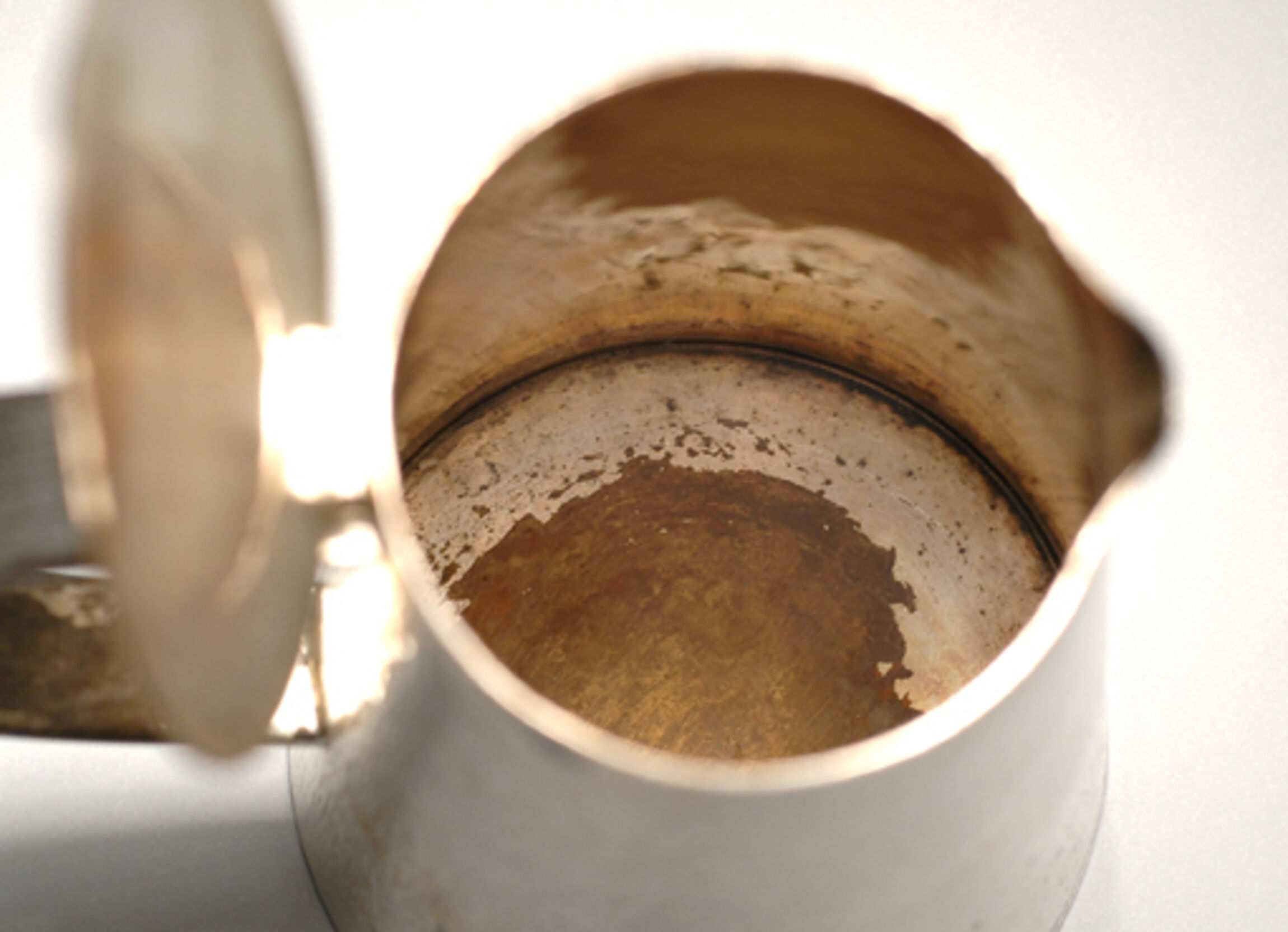 Fraßstellen in einer Abendmahlskanne