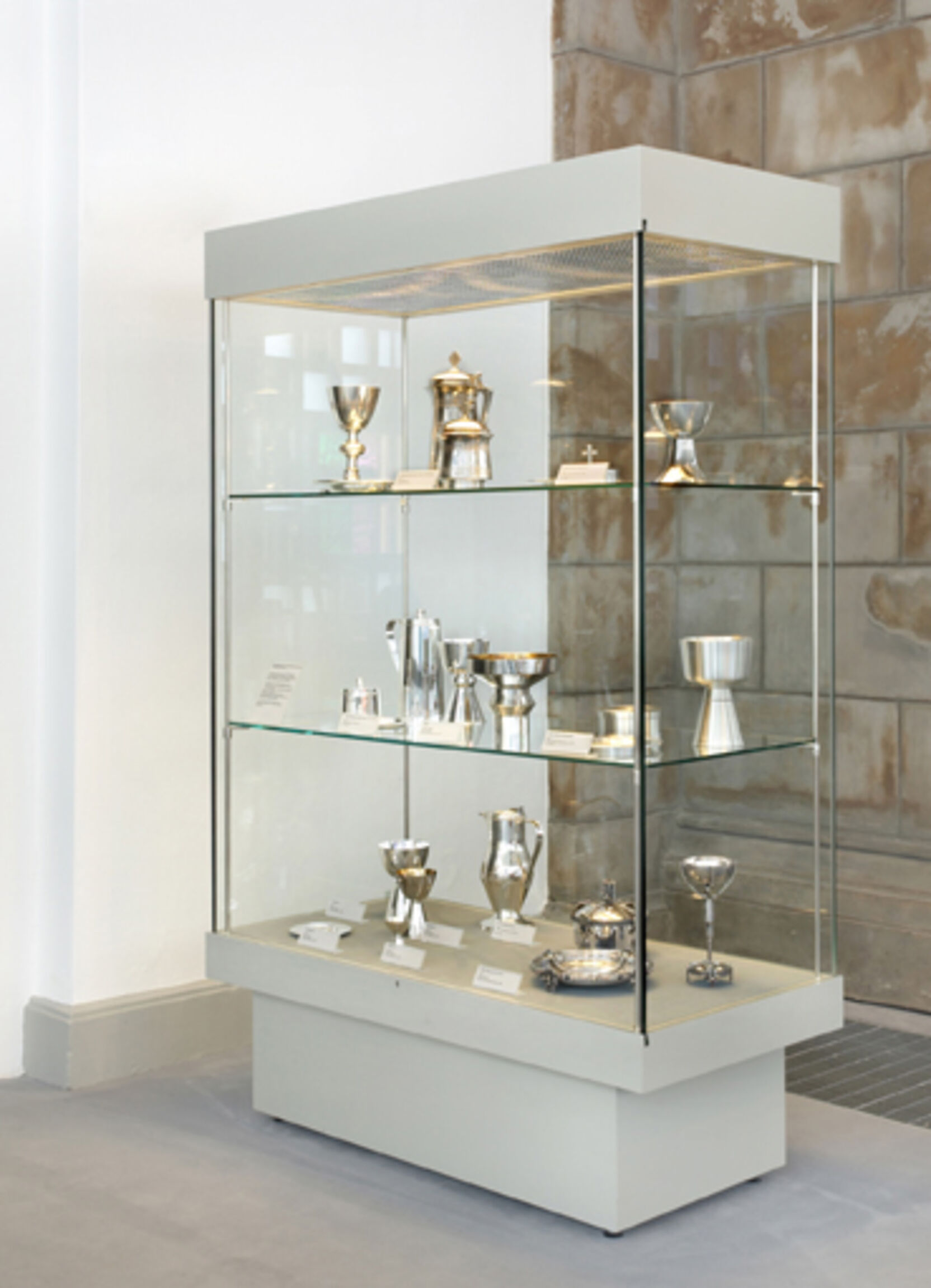 Austtelungsvitrine mit Vasa sacra