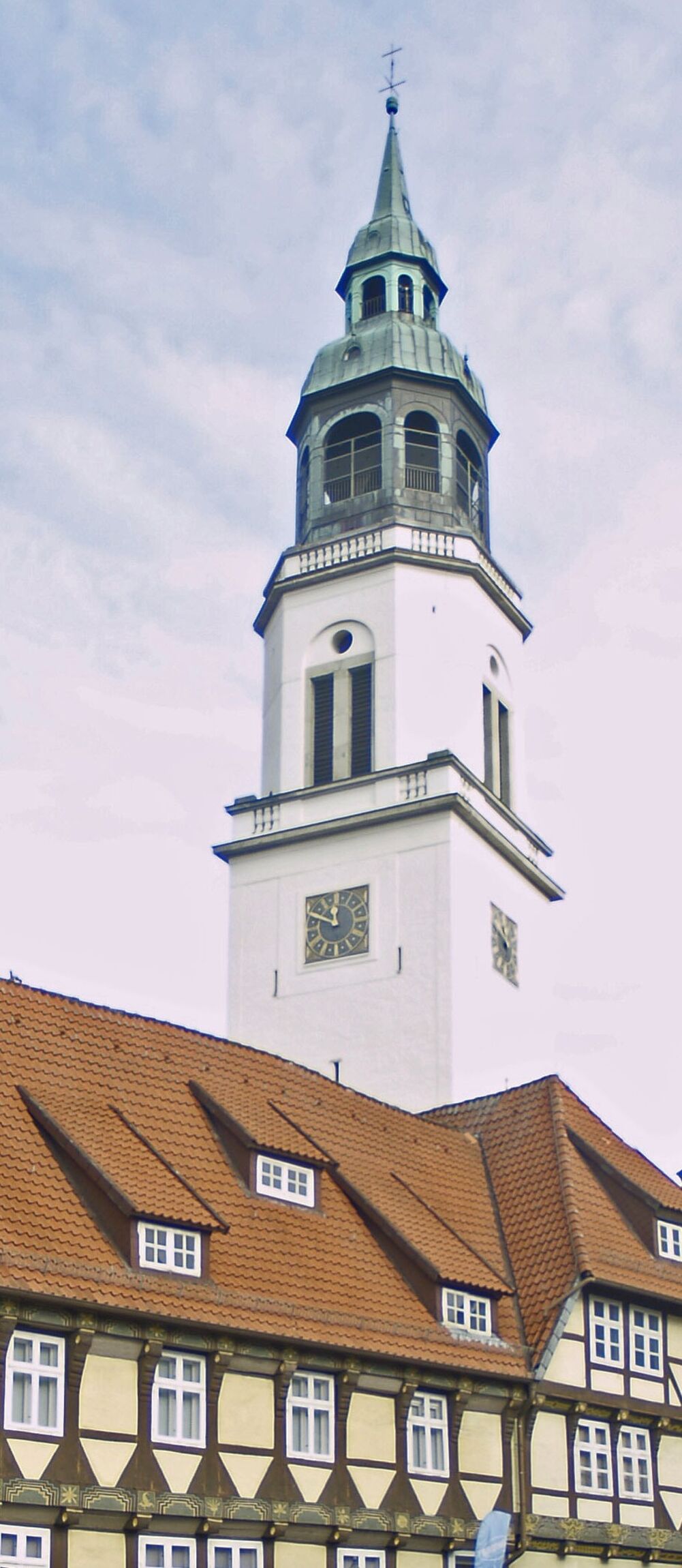 Kirchturm_im_Hintergrund