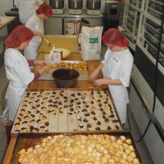 Lisa Brinkers, Vanessa Hoffmann und Femke Büttelmann (5c) backen Kekse - Sozialer Tag