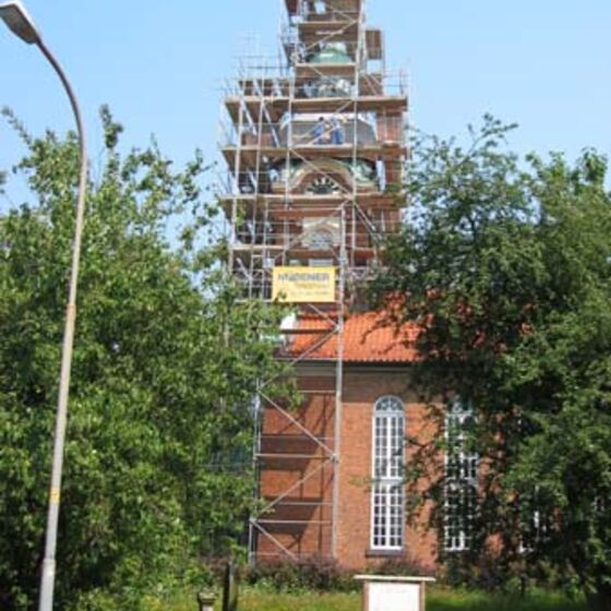 mit Gerüst von der Seite