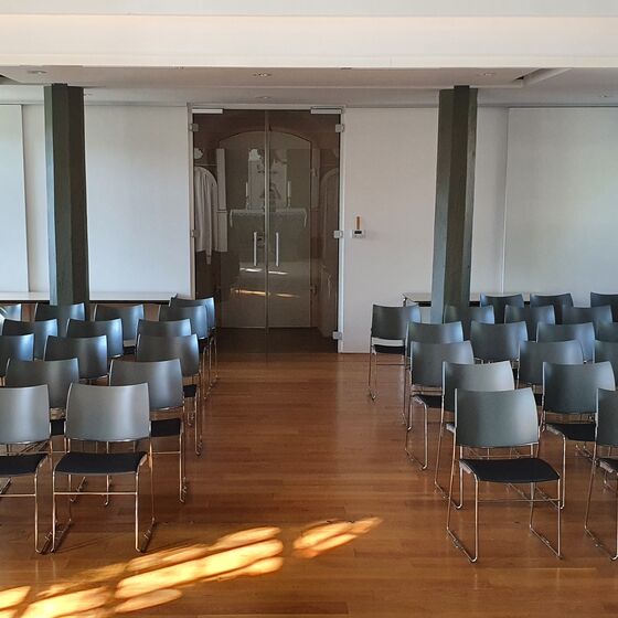 Gemeinderaum mit geöffneter Trenn-Glaswand