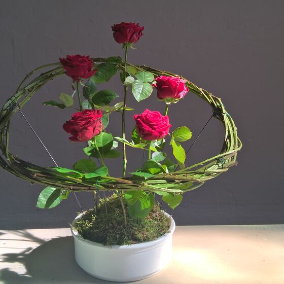 Dornenkrone mit Rosen