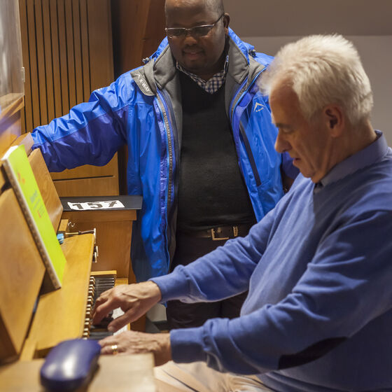 Gerd Kruse an der Orgel