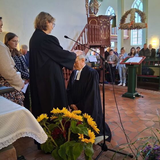 Dr. Thomas Lehmann während seiner Ordination zum neuen Pfarrer von Strackholt und Bagband. Foto: Therese Krüsmann
