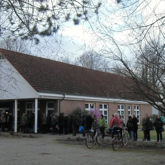Kunden vorm Gemeindehaus