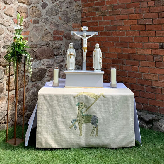 Kreuzigungsgruppe auf dem Altar in Visselhoevede