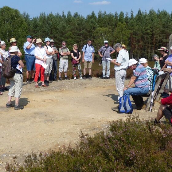 am Gedenkstein des Waldbrandes