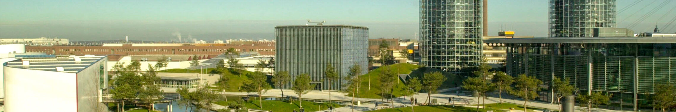 Autostadt Wolfburg mit VW Werk im Hintergrund