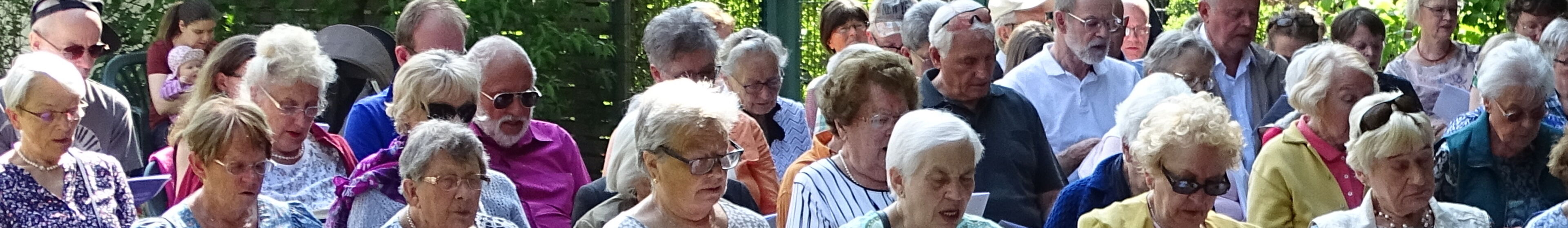 Besucher beim Himmelfahtgottesdienst