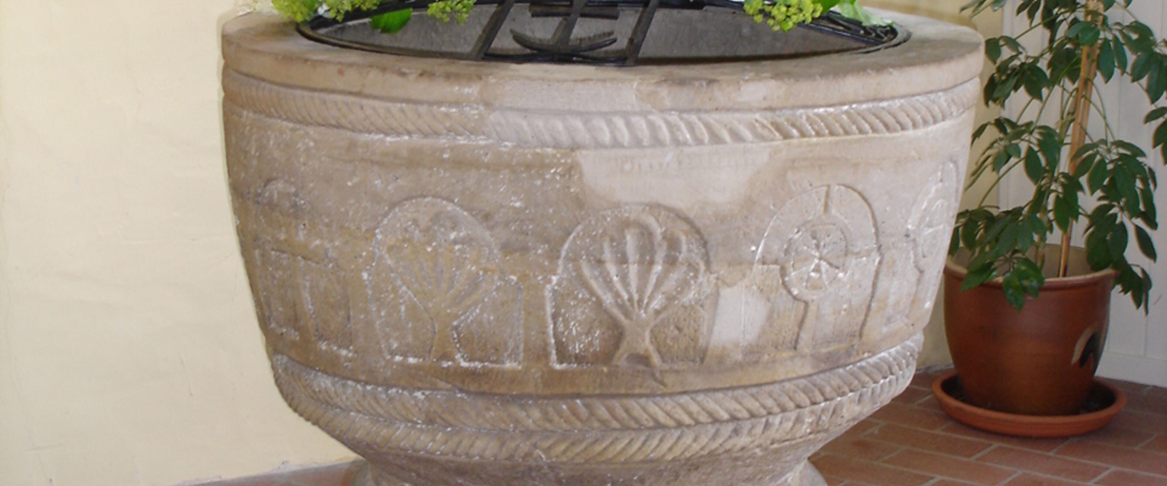 buetteler taufbecken mit blumenschmuck (s. heuwinkel)