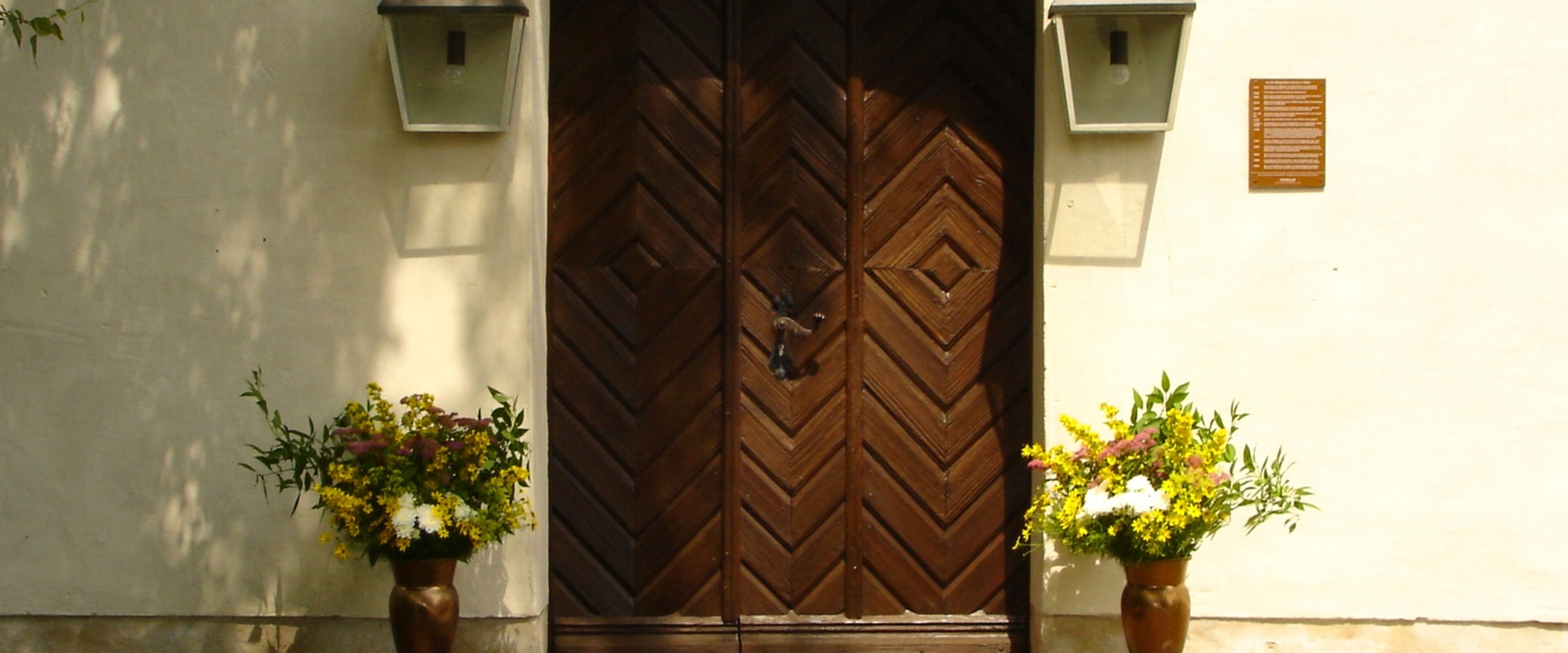stoteler kirchenportal im sonnenschein (s. heuwinkel)