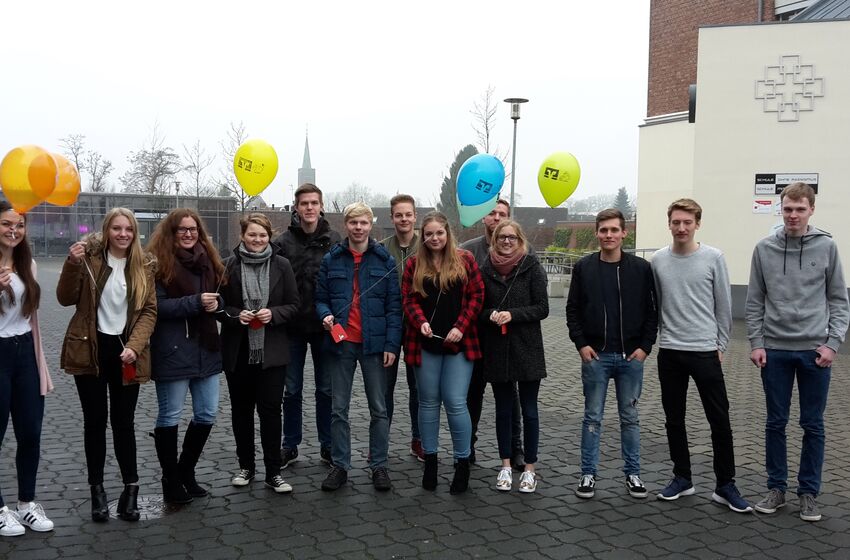 Foto_Latein+Unterricht_Oberstufe_Gruppenbild_12_16[1]