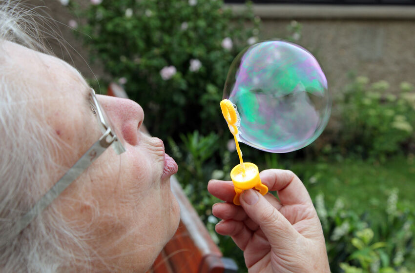 Seniorin mit Seifenblase
