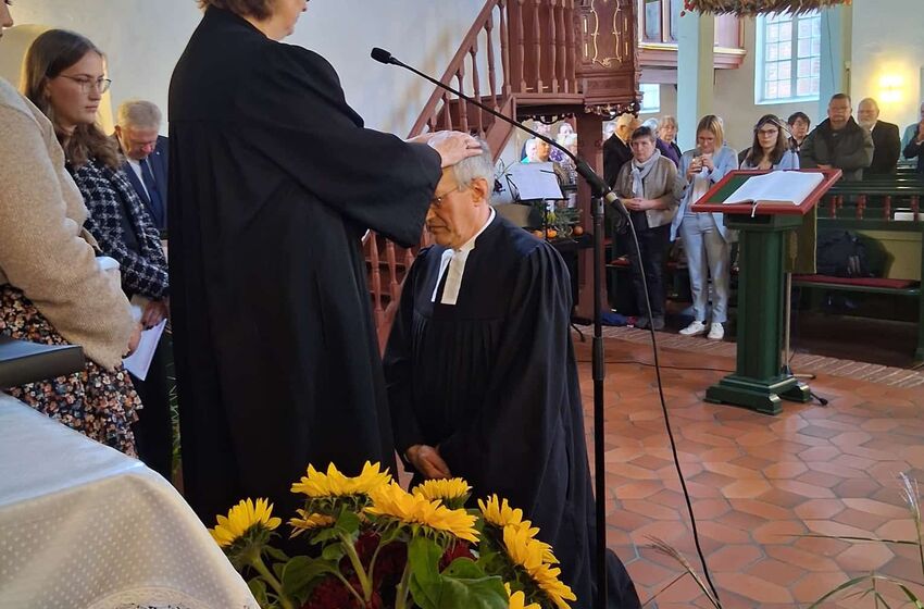 Dr. Thomas Lehmann während seiner Ordination zum neuen Pfarrer von Strackholt und Bagband. Foto: Therese Krüsmann